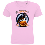 Ein rosa T-Shirt mit einem auffälligen Halloween-Design. Eine Krähe sitzt auf einem leuchtenden Kürbis, während im Hintergrund ein großer Vollmond und eine fliegende Fledermaus zu sehen sind. Oberhalb des Bildes steht der Schriftzug „The Crow Night“, darunter „Shadows of Halloween“. Das Design strahlt eine düstere und geheimnisvolle Halloween-Stimmung aus.