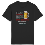 Schwarzes T-Shirt mit einem humorvollen Spruch in weißer und roter Schrift: „Bier jetzt billiger als Benzin. Darum: DRINK - DON'T DRIVE. Fahr nicht fort, sauf im Ort.“ Neben dem Text befindet sich ein Bierkrug mit goldenem Bier und Schaum. Der Text spielt humorvoll auf das Thema Trinken und Fahren an.