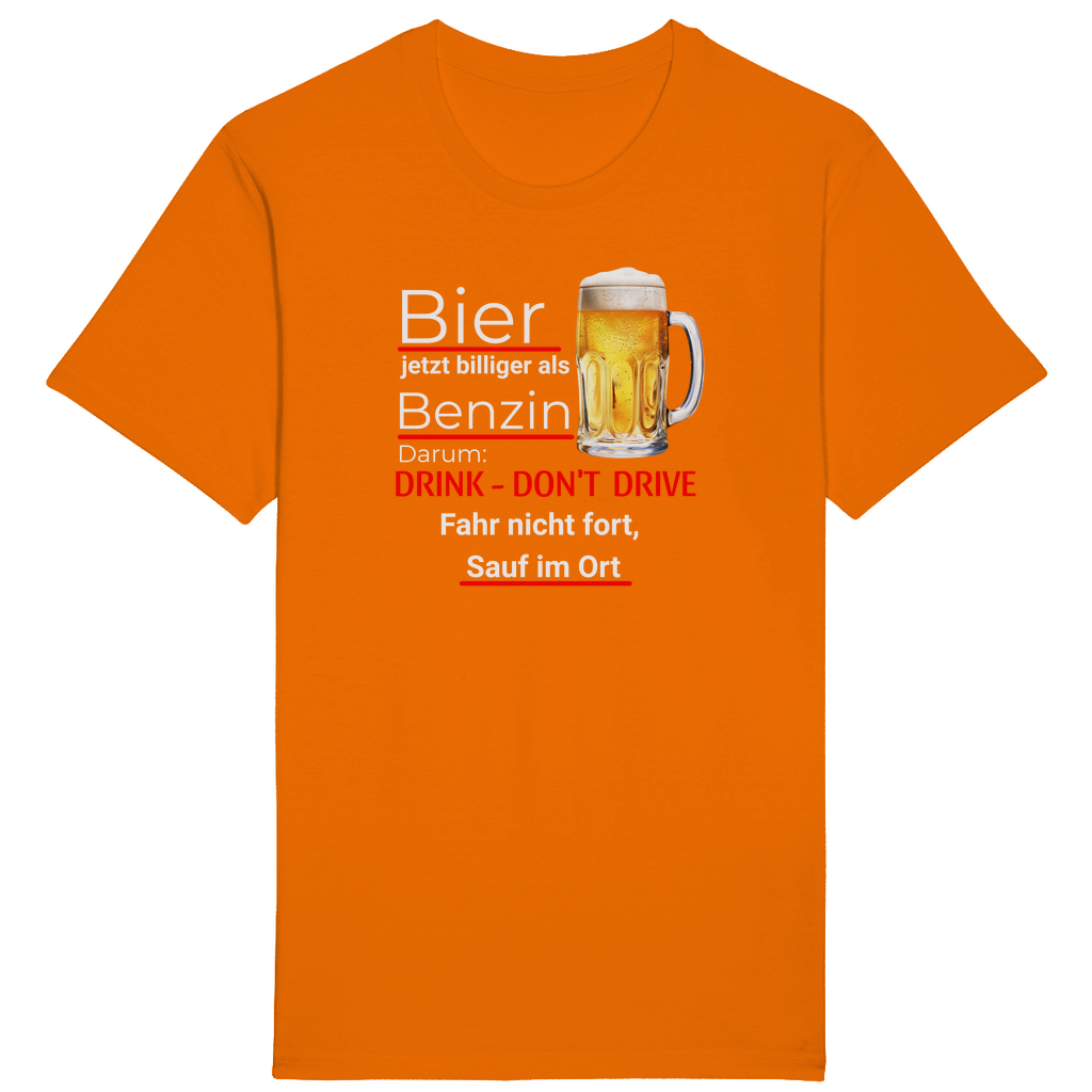 Oranges T-Shirt mit einem humorvollen Spruch in weißer und roter Schrift: „Bier jetzt billiger als Benzin. Darum: DRINK - DON'T DRIVE. Fahr nicht fort, sauf im Ort.“ Neben dem Text befindet sich ein Bierkrug mit goldenem Bier und Schaum. Der Text spielt humorvoll auf das Thema Trinken und Fahren an.