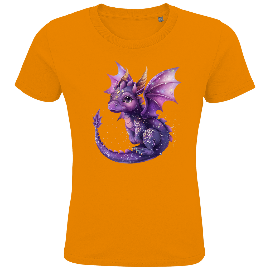 Ein oranges Kinder-T-Shirt, bedruckt mit einem niedlichen lila Drachen. Der Drache hat große, freundliche Augen, goldene Hörner und schimmernde Flügel, die mit kleinen Sternen und glitzernden Punkten verziert sind. Der Detailreichtum des Designs, von den zarten Schuppen bis zu den leuchtenden Farben, macht das Motiv besonders ansprechend und fantasievoll. Ein ideales T-Shirt für Kinder, die magische und zauberhafte Motive lieben.