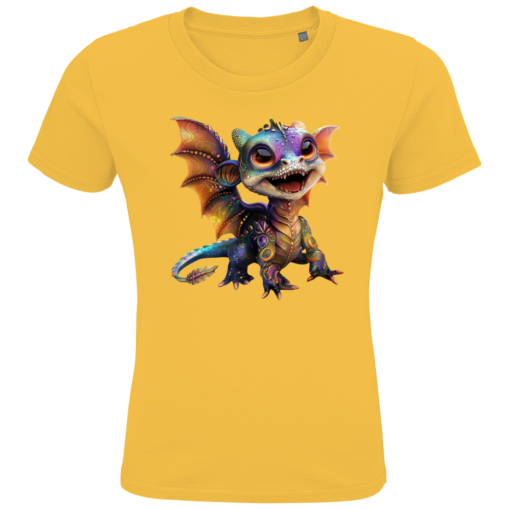 Ein gelbes T-Shirt mit einem lebhaften, bunten Drachenmotiv auf der Vorderseite. Der fröhliche Drache ist detailliert und in strahlenden Farben gestaltet, mit großen Augen und einem breiten, freundlichen Lächeln. Die Flügel des Drachens sind ausgebreitet und zeigen eine Mischung aus Orange-, Lila- und Blautönen, die durch glitzernde Muster ergänzt werden. Das Design bringt den Drachen zum Leben und verleiht dem T-Shirt eine fantasievolle und verspielte Note.