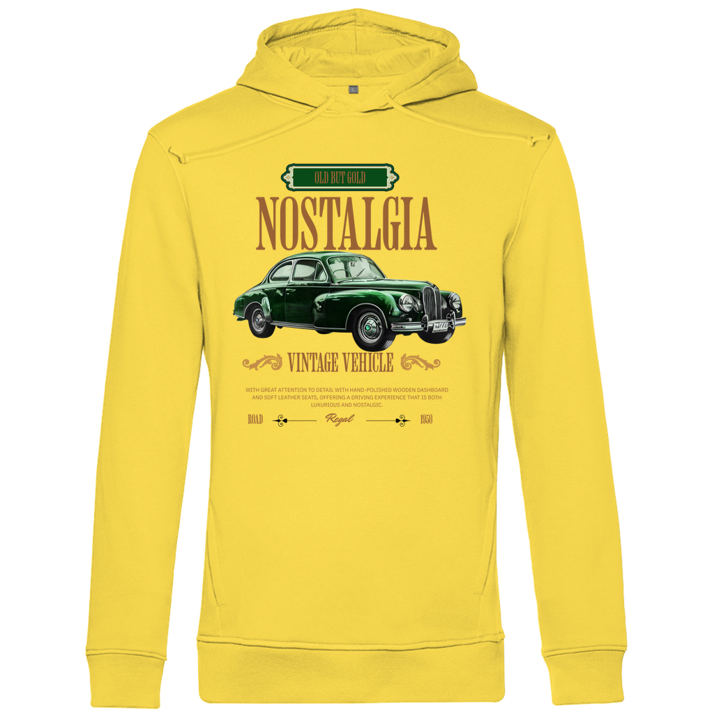 Ein gelber Hoodie mit einem Vintage-Design, das ein klassisches grünes Auto und den Schriftzug "Nostalgia" zeigt. Über dem Auto befindet sich der Text "Old But Gold" in einem dekorativen Rahmen, und darunter steht "Vintage Vehicle" in eleganter Schrift. Ein zusätzlicher Text beschreibt die luxuriösen Details des Fahrzeugs, wie das handpolierte Holzarmaturenbrett und die Ledersitze. Das Design strahlt eine nostalgische und elegante Atmosphäre aus, ideal für Liebhaber klassischer Automobile.