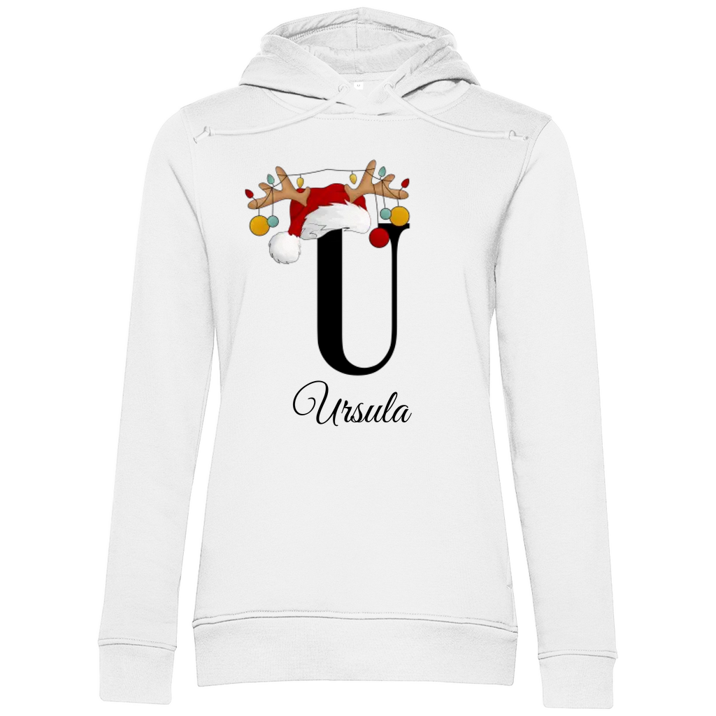 Das Bild zeigt einen weißen Hoodie mit einem personalisierten, weihnachtlichen Design. Im Mittelpunkt des Designs steht der Buchstabe "U", geschmückt mit einem Rentiergeweih, einem Weihnachtsmann-Hut und bunten Kugeln, die eine festliche Stimmung verbreiten. Unterhalb des Buchstabens ist der Name " Ursula " in einer eleganten, geschwungenen Schrift abgebildet. Der Hoodie vereint weihnachtliche Elemente mit einer individuellen Note und eignet sich perfekt als persönliches Weihnachtsgeschenk.