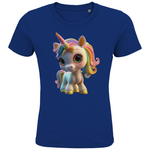 Ein blaues Kinder-T-Shirt mit einem farbenfrohen Einhorn-Design. Das Einhorn hat eine Regenbogenmähne und große, strahlende Augen, die ihm einen niedlichen und lebendigen Ausdruck verleihen. Sein verspieltes Horn und die zarten Verzierungen auf seinem Gesicht ergänzen das charmante Design. Das T-Shirt bietet eine ideale Option für Kinder, die magische und fantasievolle Motive lieben.