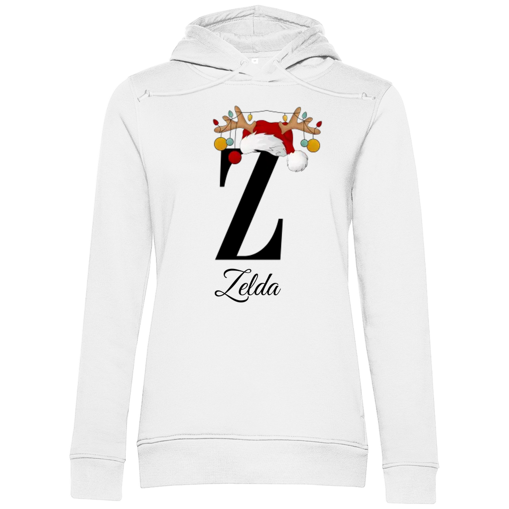 Ein weißer Damen Premium Bio Hoodie mit einem großen schwarzen Buchstaben „Z“, verziert mit einem Weihnachtsmann-Hut und Rentiergeweihen, an denen bunte Kugeln hängen. Unter dem Buchstaben ist der Name „Zelda“ in eleganter, geschwungener Schrift zu sehen. Der Hoodie strahlt eine festliche und personalisierte Stimmung aus, perfekt für die Weihnachtszeit.