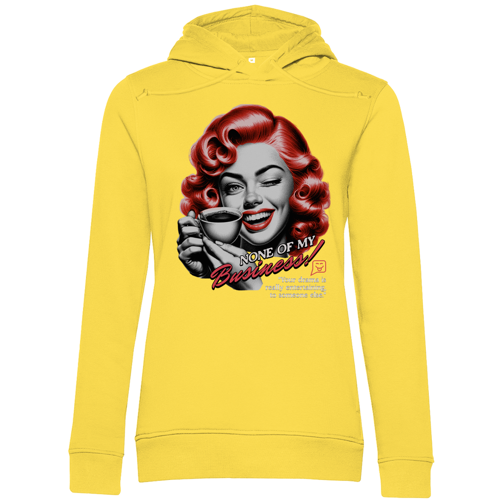 Gelber Damen-Hoodie mit einem Vintage-inspirierten Design. Das Motiv zeigt eine Frau mit roten Locken, die eine Kaffeetasse hält und zwinkert. Der Text auf dem Hoodie lautet „None of my Business!“, darunter steht: „Your drama is really entertaining to someone else.“. Der Hoodie kombiniert eine leuchtende Farbe mit einem humorvollen Retro-Statement.