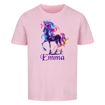 Personalisierbares Kinder-T-Shirt in der Farbe Pink, aus weichem Baumwollmaterial, mit individuellem Namensdruck auf der Vorderseite, ideal für einen einzigartigen und persönlichen Look.