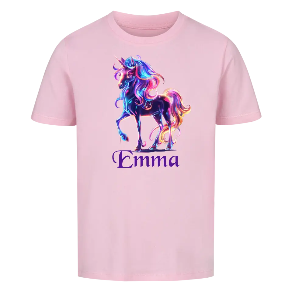 Personalisierbares Kinder-T-Shirt in der Farbe Pink, aus weichem Baumwollmaterial, mit individuellem Namensdruck auf der Vorderseite, ideal für einen einzigartigen und persönlichen Look.