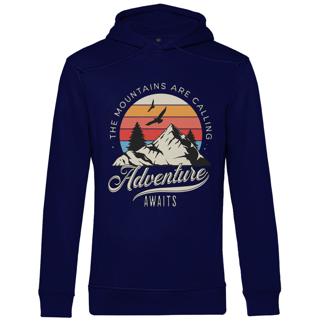 Ein dunkelblauer Hoodie mit einem Outdoor-Design, das einen Berg, Bäume und fliegende Vögel zeigt. Im Hintergrund ist ein Sonnenuntergang in warmen Farbstreifen abgebildet. Der Text "The Mountains Are Calling" ist im oberen Bereich des Designs zu sehen, während "Adventure Awaits" in geschwungener Schrift darunter steht. Das Design vermittelt eine abenteuerliche und naturverbundene Atmosphäre, ideal für Liebhaber von Outdoor-Aktivitäten und Bergen.