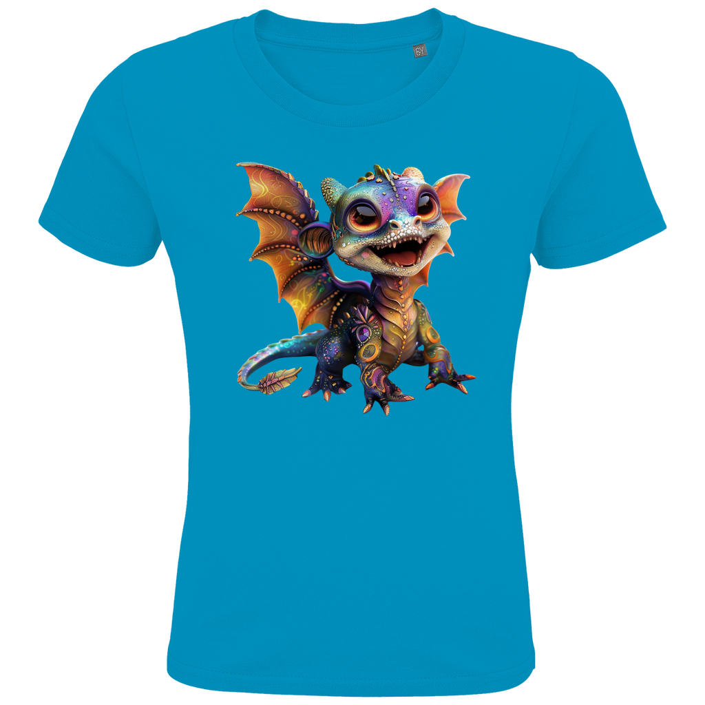 Ein hellblauesT-Shirt mit einem lebhaften, bunten Drachenmotiv auf der Vorderseite. Der fröhliche Drache ist detailliert und in strahlenden Farben gestaltet, mit großen Augen und einem breiten, freundlichen Lächeln. Die Flügel des Drachens sind ausgebreitet und zeigen eine Mischung aus Orange-, Lila- und Blautönen, die durch glitzernde Muster ergänzt werden. Das Design bringt den Drachen zum Leben und verleiht dem T-Shirt eine fantasievolle und verspielte Note.