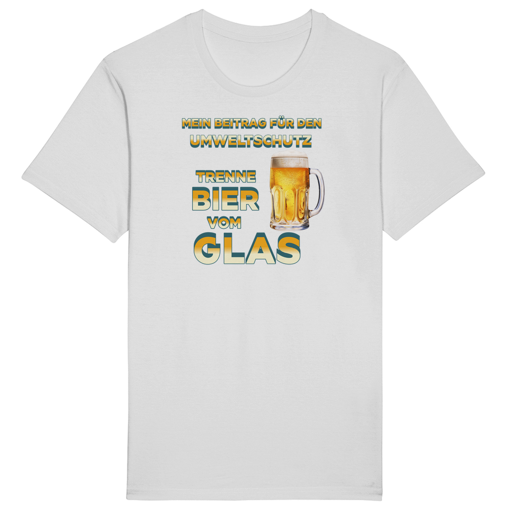 Weißes T-Shirt mit einem humorvollen Spruch zum Umweltschutz in gelb-weiß-blauem Farbverlauf: „Mein Beitrag für den Umweltschutz – Trenne Bier vom Glas“. Neben dem Text befindet sich ein Bierkrug mit goldenem Bier und Schaum.