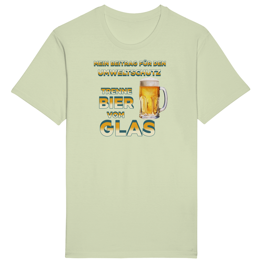 Hellgrünes T-Shirt mit einem humorvollen Spruch zum Umweltschutz in gelb-weiß-blauem Farbverlauf: „Mein Beitrag für den Umweltschutz – Trenne Bier vom Glas“. Neben dem Text befindet sich ein Bierkrug mit goldenem Bier und Schaum.