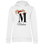 Das Bild zeigt einen weißen Hoodie mit einem personalisierten, weihnachtlichen Design. Im Mittelpunkt des Designs steht der Buchstabe "M", geschmückt mit einem Rentiergeweih, einem Weihnachtsmann-Hut und bunten Kugeln, die eine festliche Stimmung verbreiten. Unterhalb des Buchstabens ist der Name "Marleen" in einer eleganten, geschwungenen Schrift abgebildet. Der Hoodie vereint weihnachtliche Elemente mit einer individuellen Note und eignet sich perfekt als persönliches Weihnachtsgeschenk.