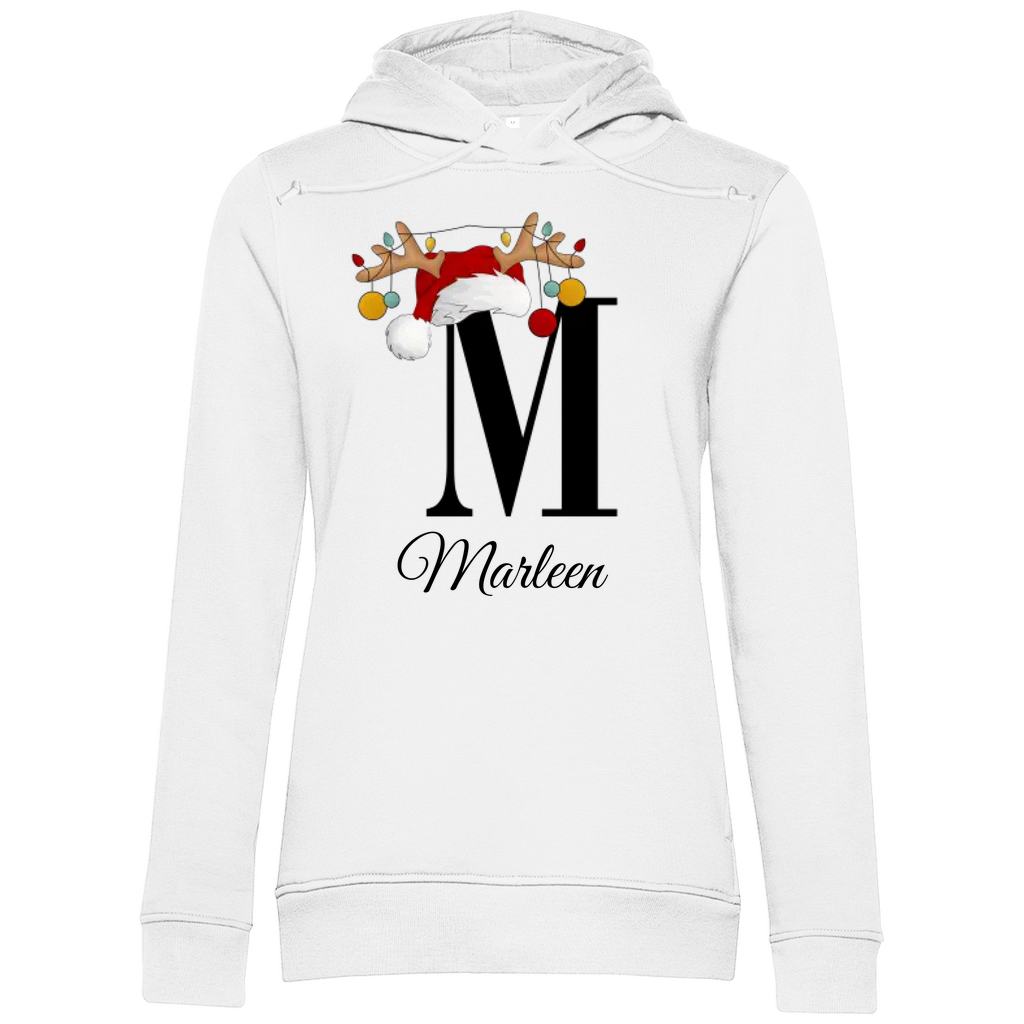 Das Bild zeigt einen weißen Hoodie mit einem personalisierten, weihnachtlichen Design. Im Mittelpunkt des Designs steht der Buchstabe "M", geschmückt mit einem Rentiergeweih, einem Weihnachtsmann-Hut und bunten Kugeln, die eine festliche Stimmung verbreiten. Unterhalb des Buchstabens ist der Name "Marleen" in einer eleganten, geschwungenen Schrift abgebildet. Der Hoodie vereint weihnachtliche Elemente mit einer individuellen Note und eignet sich perfekt als persönliches Weihnachtsgeschenk.