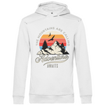 Ein weißer Hoodie mit einem Outdoor-Design, das einen Berg, Bäume und fliegende Vögel zeigt. Im Hintergrund ist ein Sonnenuntergang in warmen Farbstreifen abgebildet. Der Text "The Mountains Are Calling" ist im oberen Bereich des Designs zu sehen, während "Adventure Awaits" in geschwungener Schrift darunter steht. Das Design vermittelt eine abenteuerliche und naturverbundene Atmosphäre, ideal für Liebhaber von Outdoor-Aktivitäten und Bergen.