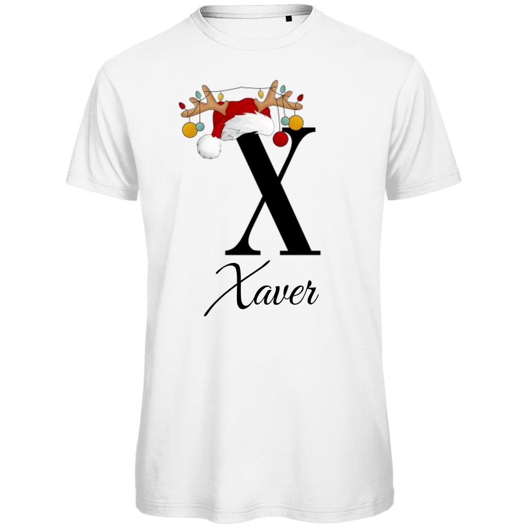 Ein weißes T-Shirt mit einem weihnachtlichen Design. Der große Buchstabe "X" ist mittig auf der Brust abgebildet und trägt einen Weihnachtsmann-Hut sowie Rentiergeweihe, an denen bunte Weihnachtskugeln hängen. Unterhalb des Buchstabens steht der Name "Xaver" in eleganter, geschwungener Schrift. Das Design vermittelt eine festliche Stimmung und ist personalisiert für den Namen Xaver.