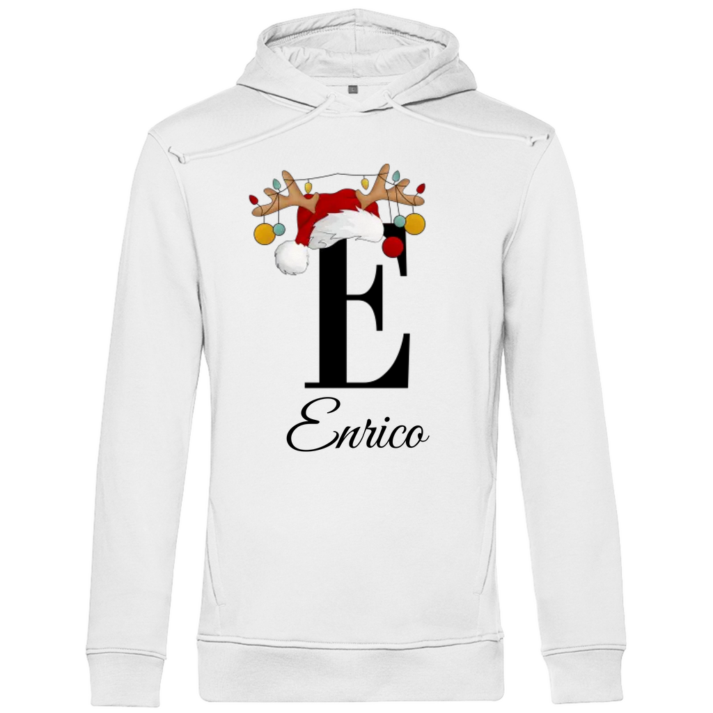 Ein weißer Hoodie mit einem weihnachtlichen Design, das den Buchstaben "E" zeigt. Der Buchstabe ist in Schwarz gehalten und mit einem Weihnachtsmann-Hut sowie Rentiergeweihen verziert, an denen bunte Kugeln hängen. Unter dem Buchstaben ist der personalisierte Name "Enrico" in eleganter, geschwungener Schrift zu sehen. Der Hoodie strahlt eine festliche und personalisierte Stimmung aus und eignet sich perfekt für die Winter- und Weihnachtszeit.