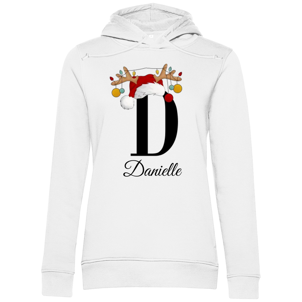 Das Bild zeigt einen weißen Hoodie mit einem personalisierten, weihnachtlichen Design. Im Mittelpunkt des Designs steht der Buchstabe "D", geschmückt mit einem Rentiergeweih, einem Weihnachtsmann-Hut und bunten Kugeln, die eine festliche Stimmung verbreiten. Unterhalb des Buchstabens ist der Name "Danielle" in einer eleganten, geschwungenen Schrift abgebildet. Der Hoodie vereint weihnachtliche Elemente mit einer individuellen Note und eignet sich perfekt als persönliches Weihnachtsgeschenk.