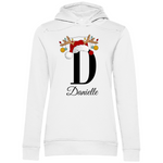 Das Bild zeigt einen weißen Hoodie mit einem personalisierten, weihnachtlichen Design. Im Mittelpunkt des Designs steht der Buchstabe "D", geschmückt mit einem Rentiergeweih, einem Weihnachtsmann-Hut und bunten Kugeln, die eine festliche Stimmung verbreiten. Unterhalb des Buchstabens ist der Name "Danielle" in einer eleganten, geschwungenen Schrift abgebildet. Der Hoodie vereint weihnachtliche Elemente mit einer individuellen Note und eignet sich perfekt als persönliches Weihnachtsgeschenk.