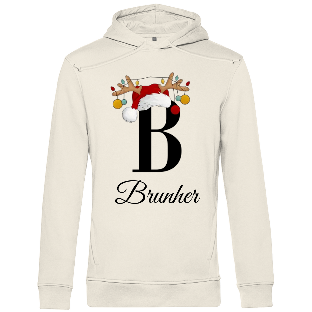 Ein cremefarbender Hoodie mit einem weihnachtlichen Design. Im Zentrum steht ein großer schwarzer Buchstabe "B", der oben mit einem Weihnachtsmann-Hut und Rentiergeweihen geschmückt ist, an denen bunte Christbaumkugeln hängen. Unter dem Buchstaben steht der personalisierte Name "Brunher" in eleganter, geschwungener Schrift. Das Design bringt eine festliche Stimmung und lässt sich individuell mit einem Namen anpassen.