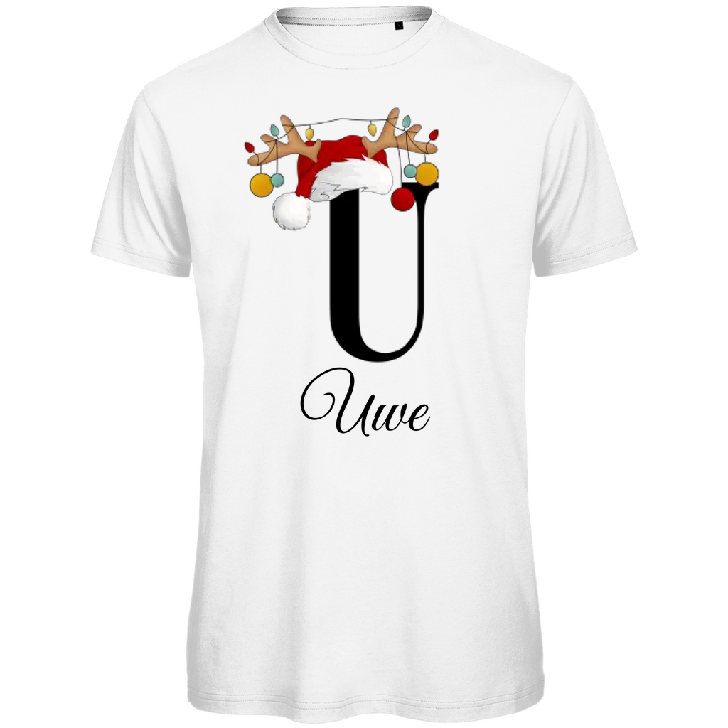 Ein weißes T-Shirt mit einem weihnachtlichen Design. Der große Buchstabe "U" ist mittig auf der Brust abgebildet und trägt einen Weihnachtsmann-Hut sowie Rentiergeweihe, an denen bunte Weihnachtskugeln hängen. Unterhalb des Buchstabens steht der Name "Uwe" in eleganter, geschwungener Schrift. Das Design vermittelt eine festliche Stimmung und ist personalisiert für den Namen Uwe.