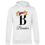 Ein weißer Hoodie mit einem weihnachtlichen Design. Im Zentrum steht ein großer schwarzer Buchstabe "B", der oben mit einem Weihnachtsmann-Hut und Rentiergeweihen geschmückt ist, an denen bunte Christbaumkugeln hängen. Unter dem Buchstaben steht der personalisierte Name "Brunher" in eleganter, geschwungener Schrift. Das Design bringt eine festliche Stimmung und lässt sich individuell mit einem Namen anpassen.