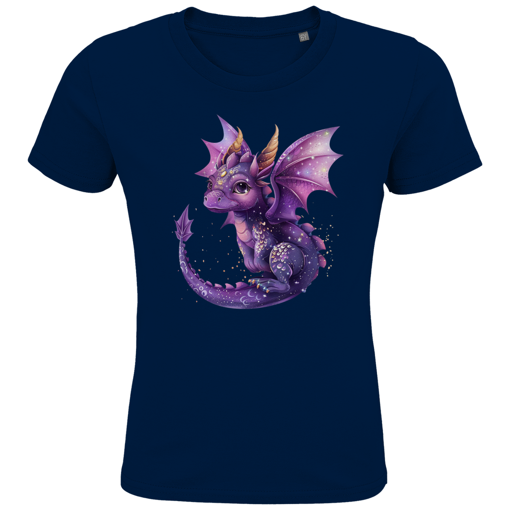 Ein dunkelblaues Kinder-T-Shirt, bedruckt mit einem niedlichen lila Drachen. Der Drache hat große, freundliche Augen, goldene Hörner und schimmernde Flügel, die mit kleinen Sternen und glitzernden Punkten verziert sind. Der Detailreichtum des Designs, von den zarten Schuppen bis zu den leuchtenden Farben, macht das Motiv besonders ansprechend und fantasievoll. Ein ideales T-Shirt für Kinder, die magische und zauberhafte Motive lieben.