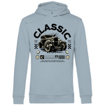 Ein hellblauer Hoodie mit einem auffälligen Retro-Design. Im Mittelpunkt steht ein klassisches Auto, umrahmt von dem Schriftzug „Classic“ in großen, markanten Buchstaben. Darunter befinden sich Retro-Elemente wie Rennflaggen, Sterne und ein Barcode mit dem Text „Classic Car“. Das Design ist eine Hommage an vergangene Zeiten und verleiht dem Hoodie eine stilvolle, nostalgische Note. Ideal für Liebhaber von Vintage-Autos und klassischem Stil.