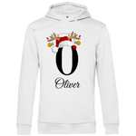 Das Bild zeigt einen weißen Hoodie mit einem weihnachtlichen Design. Im Zentrum steht ein großer schwarzer Buchstabe „O“, der mit einer Weihnachtsmütze und einem Rentiergeweih verziert ist, an dem bunte Weihnachtskugeln hängen. Darunter ist der Name „Oliver“ in eleganter, geschwungener Schrift platziert. Der Hoodie vermittelt eine festliche und personalisierte Stimmung, ideal für die Weihnachtszeit.