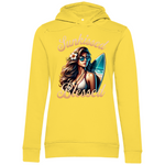 Ein gelber Hoodie mit dem Aufdruck „Sunkissed Blessed“. Der Druck zeigt eine stilvolle Frau mit langen, welligen Haaren, einer Sonnenbrille, einer Blume im Haar und einem Surfbrett im Hintergrund, während sie an einem sonnigen Strand steht. Ein lässiger und moderner Look, ideal für Strandliebhaber.