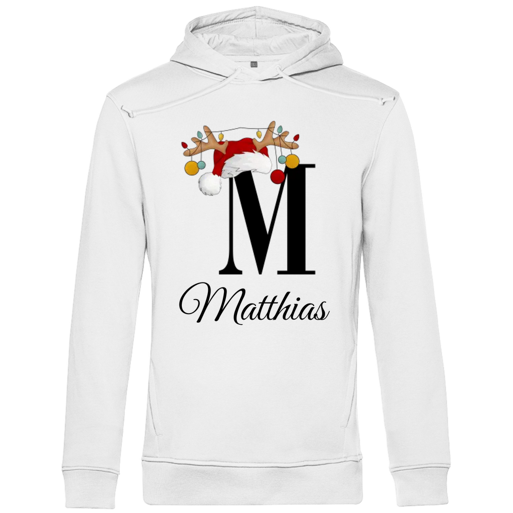 Ein weißer Hoodie mit einem festlichen Design. Der Buchstabe „M“ wird von einer Weihnachtsmütze und Rentiergeweihen geschmückt, an denen bunte Christbaumkugeln hängen. Darunter steht der Name „Matthias“ in eleganter, geschwungener Schrift. Dieser personalisierte Hoodie strahlt weihnachtliche Stimmung aus und eignet sich perfekt als individuelles Geschenk für die Feiertage.