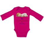 Langärmeliger in Farbe Fuchsia. Ein Baby Bio Body aus zertifizierter Bio-Baumwolle, personalisiert mit Namen und Geburtsdatum. Hautfreundlich und weich, mit Envelope-Ausschnitt und nickelfreien Druckknöpfen, ideal für empfindliche Babyhaut. Verfügbar in Größen von 0/3 Monaten bis 12/18 Monaten.