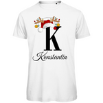 Ein weißes T-Shirt mit einem weihnachtlichen Design. Der große Buchstabe "K" ist mittig auf der Brust abgebildet und trägt einen Weihnachtsmann-Hut sowie Rentiergeweihe, an denen bunte Weihnachtskugeln hängen. Unterhalb des Buchstabens steht der Name "Konstantin" in eleganter, geschwungener Schrift. Das Design vermittelt eine festliche Stimmung und ist personalisiert für den Namen Konstantin.