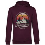 Ein weinroter Hoodie mit einem Outdoor-Design, das einen Berg, Bäume und fliegende Vögel zeigt. Im Hintergrund ist ein Sonnenuntergang in warmen Farbstreifen abgebildet. Der Text "The Mountains Are Calling" ist im oberen Bereich des Designs zu sehen, während "Adventure Awaits" in geschwungener Schrift darunter steht. Das Design vermittelt eine abenteuerliche und naturverbundene Atmosphäre, ideal für Liebhaber von Outdoor-Aktivitäten und Bergen.