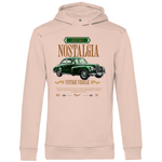 Ein rosa Hoodie mit einem Vintage-Design, das ein klassisches grünes Auto und den Schriftzug "Nostalgia" zeigt. Über dem Auto befindet sich der Text "Old But Gold" in einem dekorativen Rahmen, und darunter steht "Vintage Vehicle" in eleganter Schrift. Ein zusätzlicher Text beschreibt die luxuriösen Details des Fahrzeugs, wie das handpolierte Holzarmaturenbrett und die Ledersitze. Das Design strahlt eine nostalgische und elegante Atmosphäre aus, ideal für Liebhaber klassischer Automobile.