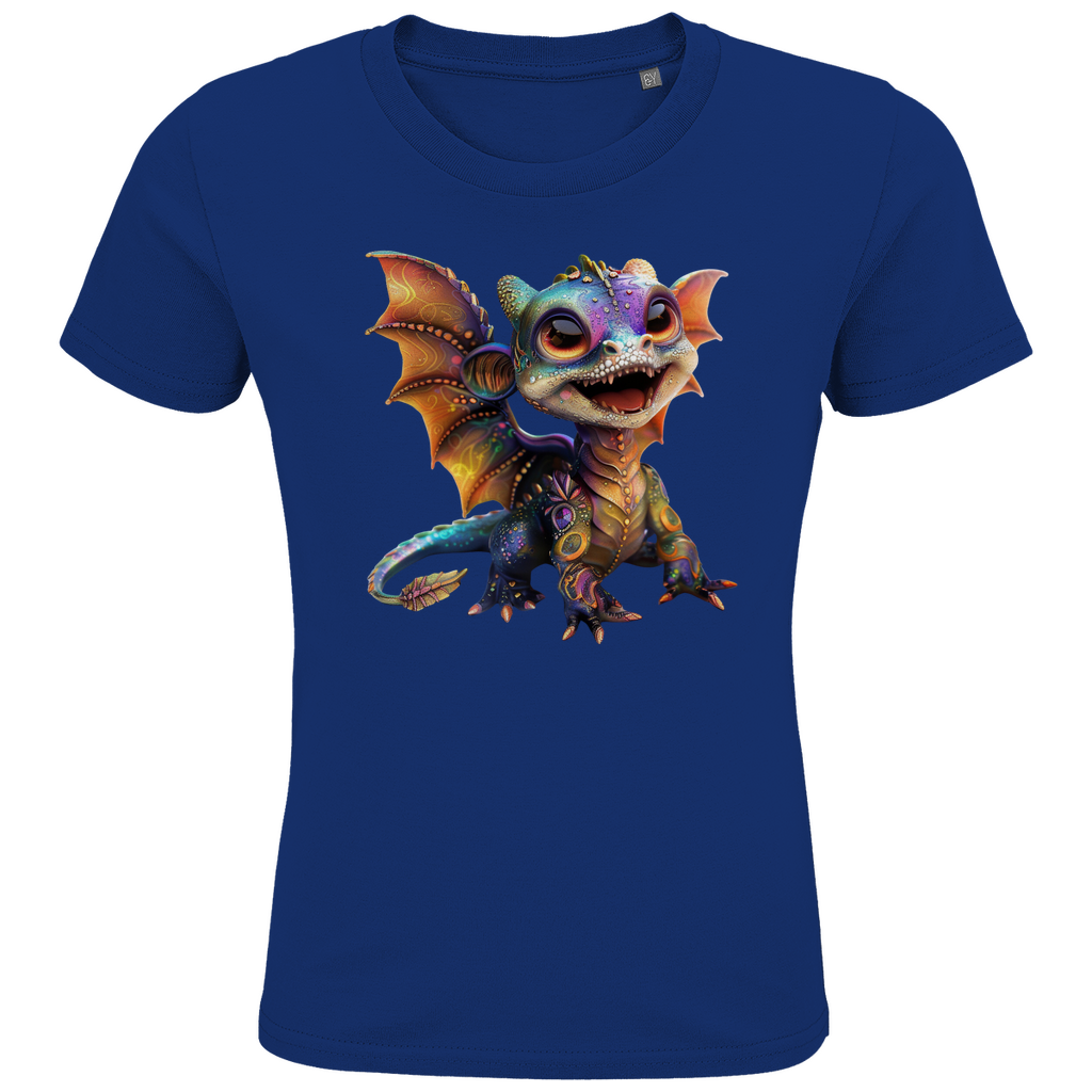 Ein blaues T-Shirt mit einem lebhaften, bunten Drachenmotiv auf der Vorderseite. Der fröhliche Drache ist detailliert und in strahlenden Farben gestaltet, mit großen Augen und einem breiten, freundlichen Lächeln. Die Flügel des Drachens sind ausgebreitet und zeigen eine Mischung aus Orange-, Lila- und Blautönen, die durch glitzernde Muster ergänzt werden. Das Design bringt den Drachen zum Leben und verleiht dem T-Shirt eine fantasievolle und verspielte Note.