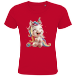 Ein rotes Kinder-T-Shirt mit einem fröhlichen Einhorn-Design. Das Einhorn hat eine pastellfarbene Regenbogenmähne und einen passenden Schweif. Es sitzt lachend auf dem T-Shirt und strahlt pure Freude aus. Das Motiv ist in leuchtenden Farben gestaltet und hebt sich gut vom weißen Hintergrund des T-Shirts ab, ideal für kleine Einhorn-Fans und perfekt für farbenfrohe, magische Momente.