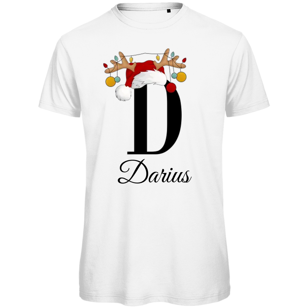 Ein weißes T-Shirt mit einem weihnachtlichen „D“-Design in Schwarz, verziert mit einem Weihnachtsmann-Hut und Rentiergeweihen, an denen bunte Kugeln hängen. Unter dem Buchstaben steht der Name „Darius“ in eleganter, geschwungener Schrift. Der Name ist personalisierbar, während die Schriftart festgelegt ist. Dieses T-Shirt bietet eine festliche und personalisierte Atmosphäre, ideal für die Weihnachtszeit.