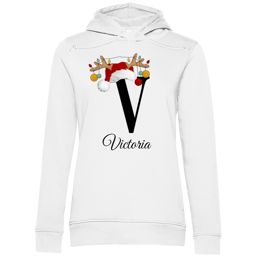 Das Bild zeigt einen weißen Hoodie mit einem personalisierten, weihnachtlichen Design. Im Mittelpunkt des Designs steht der Buchstabe " V", geschmückt mit einem Rentiergeweih, einem Weihnachtsmann-Hut und bunten Kugeln, die eine festliche Stimmung verbreiten. Unterhalb des Buchstabens ist der Name " Victoria" in einer eleganten, geschwungenen Schrift abgebildet. Der Hoodie vereint weihnachtliche Elemente mit einer individuellen Note und eignet sich perfekt als persönliches Weihnachtsgeschenk.