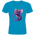 Ein hellblaues Kinder-T-Shirt, bedruckt mit einem niedlichen lila Drachen. Der Drache hat große, freundliche Augen, goldene Hörner und schimmernde Flügel, die mit kleinen Sternen und glitzernden Punkten verziert sind. Der Detailreichtum des Designs, von den zarten Schuppen bis zu den leuchtenden Farben, macht das Motiv besonders ansprechend und fantasievoll. Ein ideales T-Shirt für Kinder, die magische und zauberhafte Motive lieben.