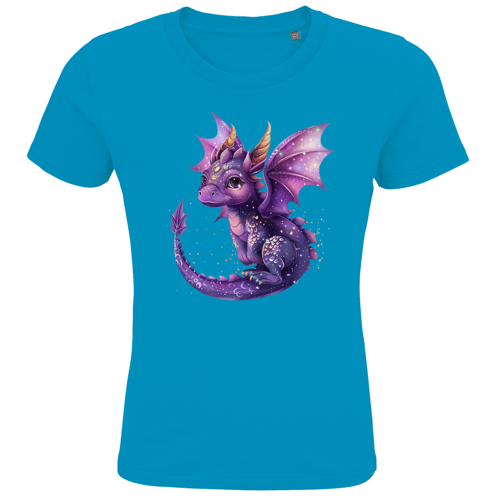 Ein hellblaues Kinder-T-Shirt, bedruckt mit einem niedlichen lila Drachen. Der Drache hat große, freundliche Augen, goldene Hörner und schimmernde Flügel, die mit kleinen Sternen und glitzernden Punkten verziert sind. Der Detailreichtum des Designs, von den zarten Schuppen bis zu den leuchtenden Farben, macht das Motiv besonders ansprechend und fantasievoll. Ein ideales T-Shirt für Kinder, die magische und zauberhafte Motive lieben.