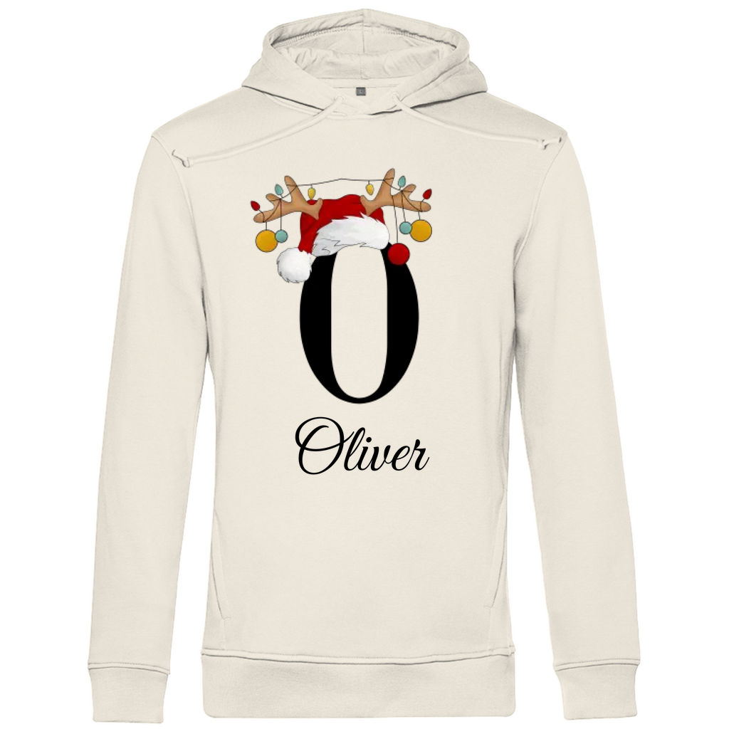 Das Bild zeigt einen cremefarbenen Hoodie mit einem weihnachtlichen Design. Im Zentrum steht ein großer schwarzer Buchstabe „O“, der mit einer Weihnachtsmütze und einem Rentiergeweih verziert ist, an dem bunte Weihnachtskugeln hängen. Darunter ist der Name „Oliver“ in eleganter, geschwungener Schrift platziert. Der Hoodie vermittelt eine festliche und personalisierte Stimmung, ideal für die Weihnachtszeit.