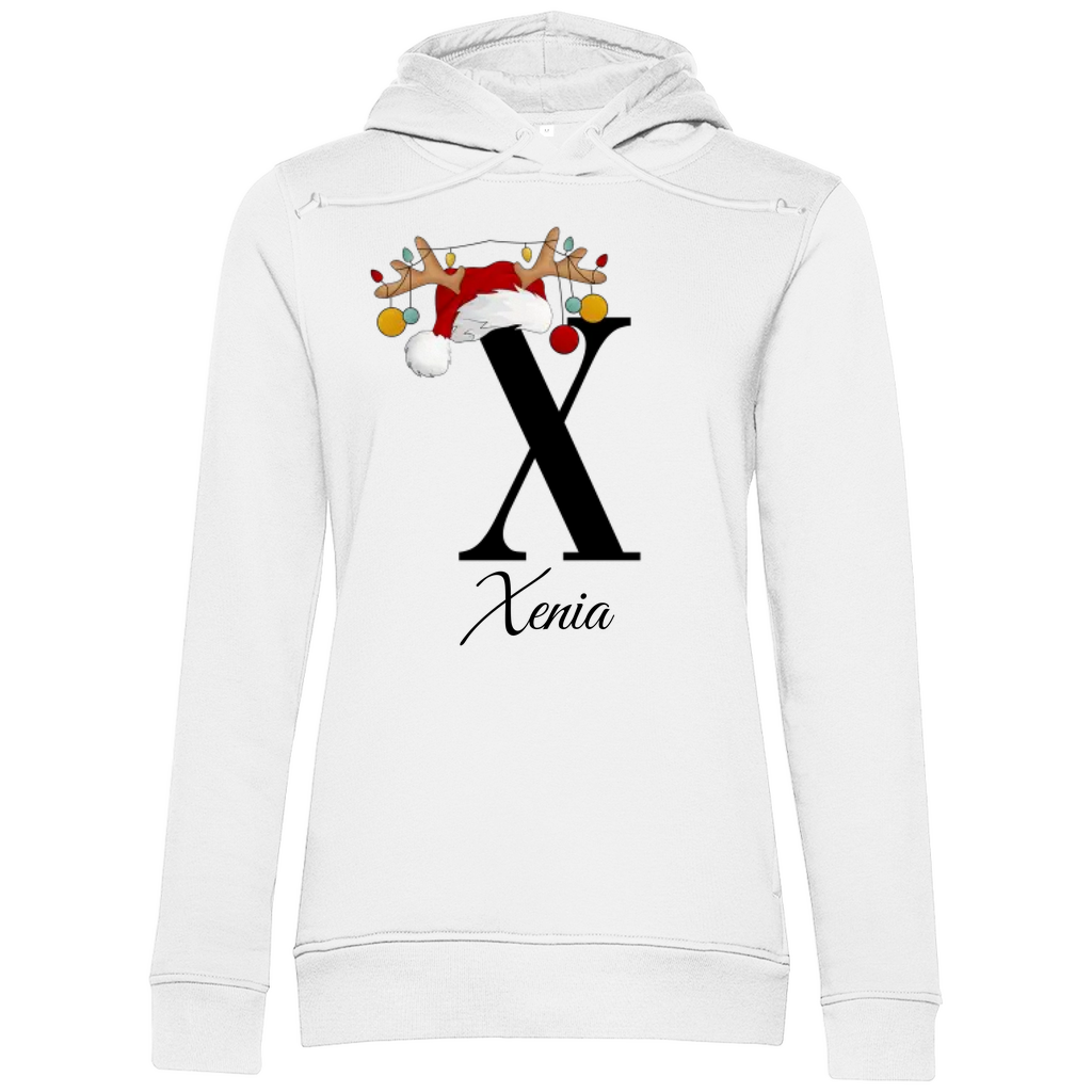 Das Bild zeigt einen weißen Hoodie mit einem personalisierten, weihnachtlichen Design. Im Mittelpunkt des Designs steht der Buchstabe " X", geschmückt mit einem Rentiergeweih, einem Weihnachtsmann-Hut und bunten Kugeln, die eine festliche Stimmung verbreiten. Unterhalb des Buchstabens ist der Name "Xenia" in einer eleganten, geschwungenen Schrift abgebildet. Der Hoodie vereint weihnachtliche Elemente mit einer individuellen Note und eignet sich perfekt als persönliches Weihnachtsgeschenk.