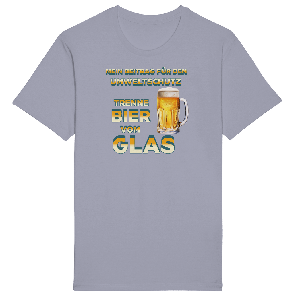 Hellblaues T-Shirt mit einem humorvollen Spruch zum Umweltschutz in gelb-weiß-blauem Farbverlauf: „Mein Beitrag für den Umweltschutz – Trenne Bier vom Glas“. Neben dem Text befindet sich ein Bierkrug mit goldenem Bier und Schaum.