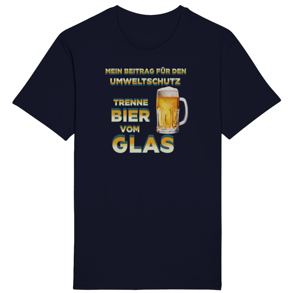 Dunkelblaues T-Shirt mit einem humorvollen Spruch zum Umweltschutz in gelb-weiß-blauem Farbverlauf: „Mein Beitrag für den Umweltschutz – Trenne Bier vom Glas“. Neben dem Text befindet sich ein Bierkrug mit goldenem Bier und Schaum.