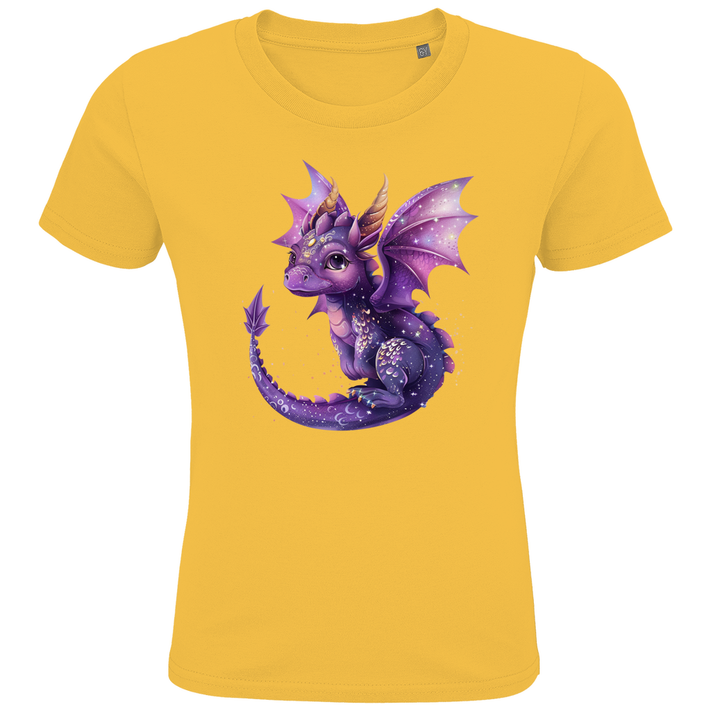 Ein gelbes Kinder-T-Shirt, bedruckt mit einem niedlichen lila Drachen. Der Drache hat große, freundliche Augen, goldene Hörner und schimmernde Flügel, die mit kleinen Sternen und glitzernden Punkten verziert sind. Der Detailreichtum des Designs, von den zarten Schuppen bis zu den leuchtenden Farben, macht das Motiv besonders ansprechend und fantasievoll. Ein ideales T-Shirt für Kinder, die magische und zauberhafte Motive lieben.