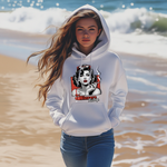 Eine Frau am Strand, die einen weißen Hoodie trägt. Auf dem Hoodie ist ein auffälliges Retro-Design mit einer stilisierten Frau im Vintage-Look zu sehen, umrahmt von einem roten Hintergrund. Darunter steht der Text 'Bizarre Feeling' in dekorativer Schrift. Die Szene wirkt modern und lässig und der Hoodie strahlt einen Hauch von Nostalgie und Individualität aus.