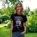 Eine lächelnde Frau steht im Freien und trägt ein schwarzes T-Shirt mit einem Design zum Sternzeichen Waage. Das Motiv zeigt eine weibliche Figur, die das Gleichgewicht symbolisiert, umgeben von Blitz- und Feuereffekten. Oberhalb des Designs steht der Schriftzug „TERRA – Elegante Harmonie-Balancer“. Unterhalb des Bildes befindet sich ein kurzer beschreibender Text zur Waage. Das Design hebt sich klar vom schwarzen Hintergrund ab und verleiht dem T-Shirt eine mystische und harmonische Ausstrahlung.