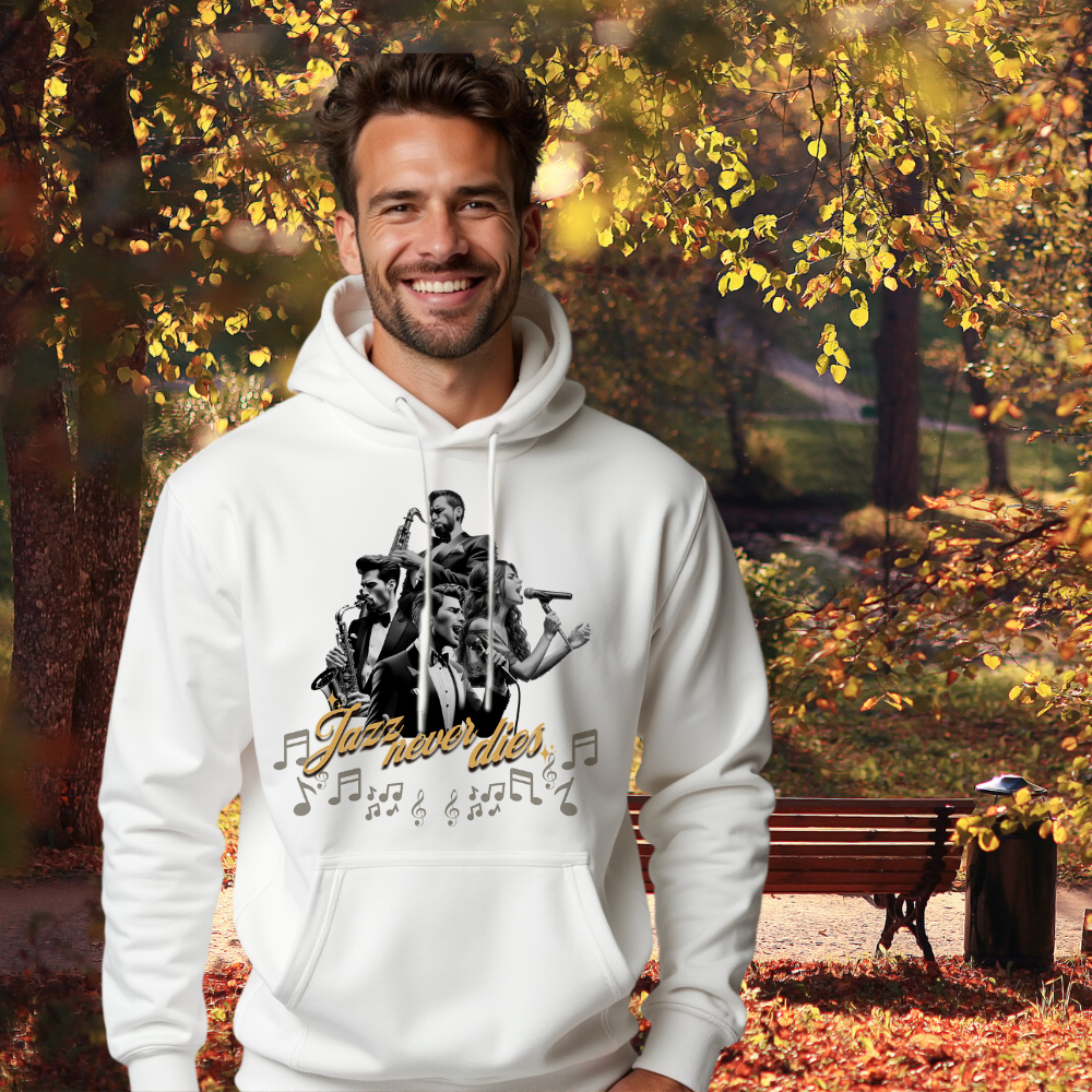 Ein Mann im weißen Hoodie mit einem lebhaften Jazz-Design. Das Motiv zeigt eine Gruppe von Musikern, die verschiedene Instrumente spielen, mit dem Schriftzug "Jazz never dies" darunter. Um das Design herum sind Musiknoten verteilt, die eine dynamische und musikalische Atmosphäre schaffen. Der herbstliche Hintergrund mit gelben und orangen Blättern verstärkt die warme, nostalgische Stimmung.