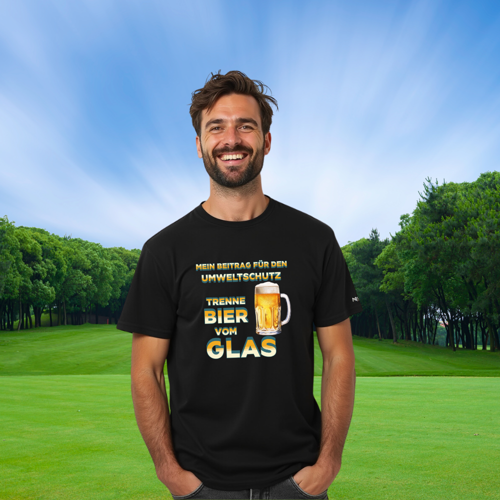 Schwarzes T-Shirt mit einem humorvollen Spruch zum Umweltschutz. Aufdruck in gelb-weißer Schrift: „Mein Beitrag für den Umweltschutz – Trenne Bier vom Glas“. Neben dem Text ist ein Bierkrug mit Schaum abgebildet. Der Träger lächelt und steht vor einer grünen Wiese mit Bäumen im Hintergrund.